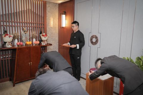 罗湖区委统战部副部长、工商联党组书记叶志伟一行到LV国际调研