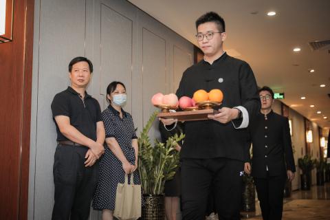 罗湖区委统战部副部长、工商联党组书记叶志伟一行到LV国际调研