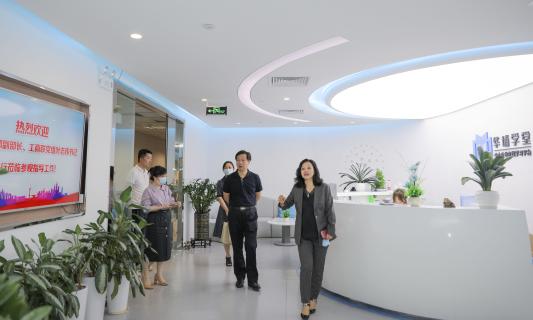 罗湖区委统战部副部长、工商联党组书记叶志伟一行到LV国际调研