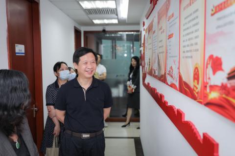 罗湖区委统战部副部长、工商联党组书记叶志伟一行到LV国际调研