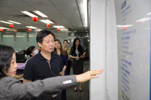 罗湖区委统战部副部长、工商联党组书记叶志伟一行到LV国际调研